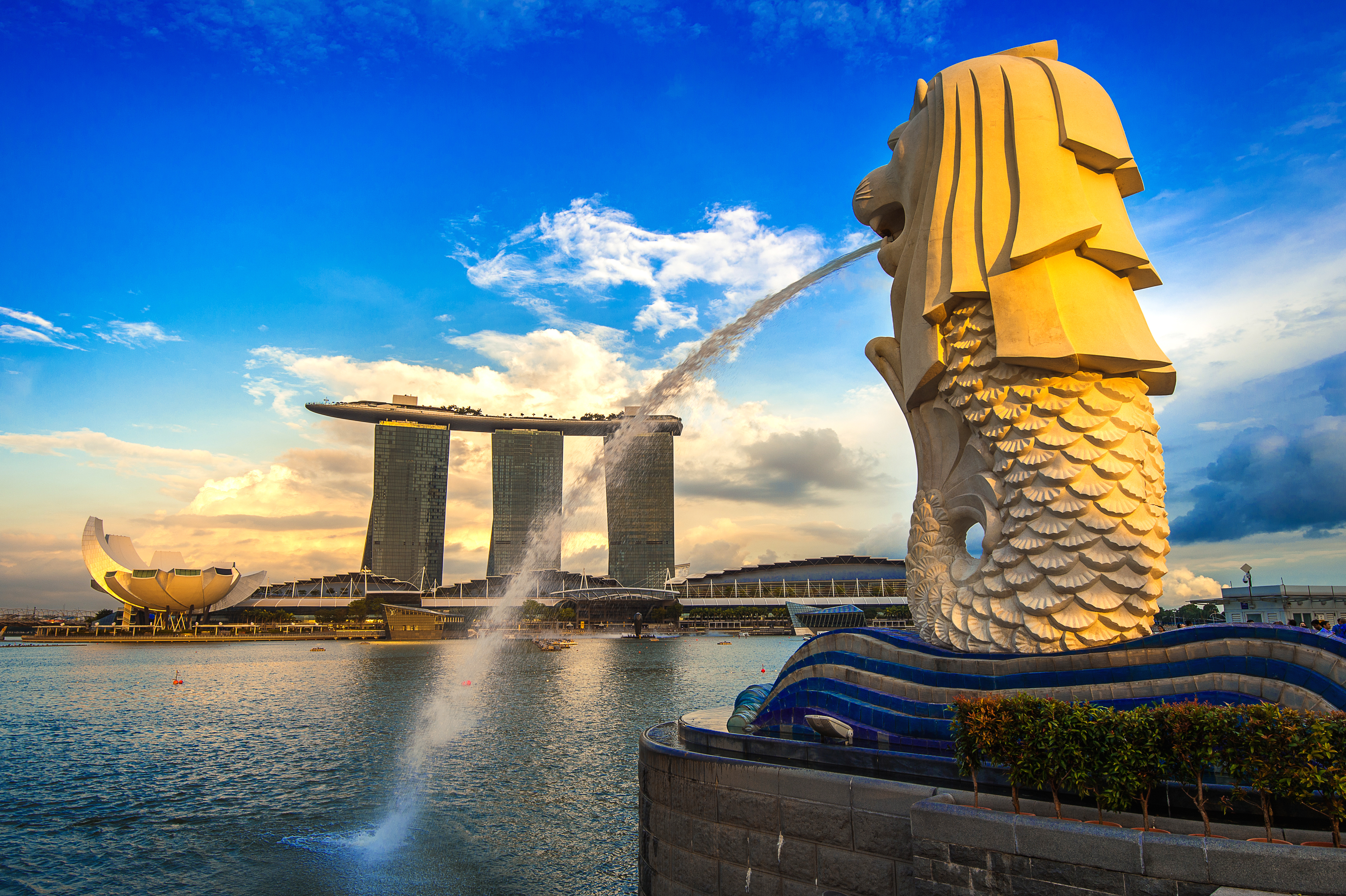 Singapore's famous hotel Marina bay sands and Merlion statues. 